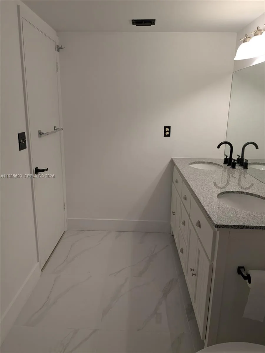601 Ives Dairy Rd # 103-8, Miami, FL 33179 photo 6