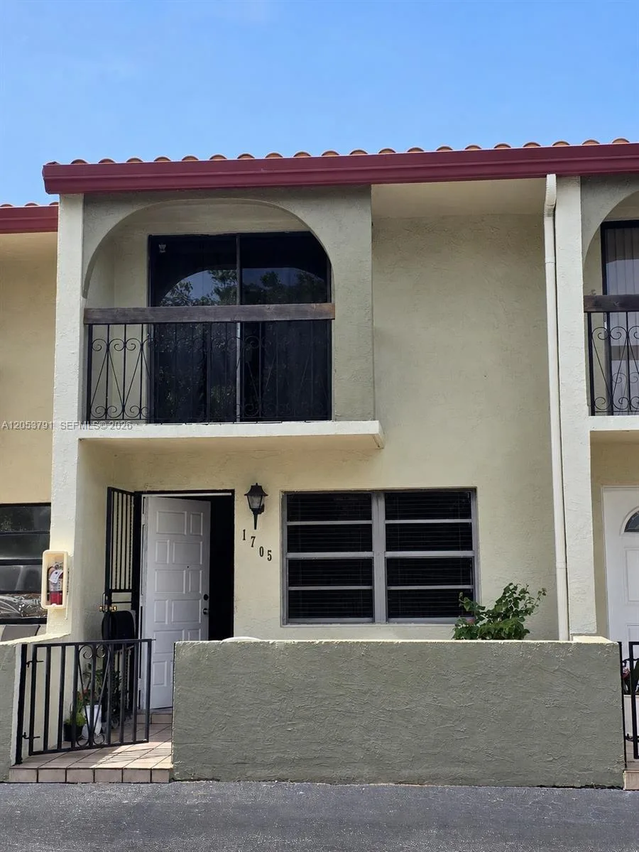 1705 W 58th St # B-27, Hialeah, FL 33012