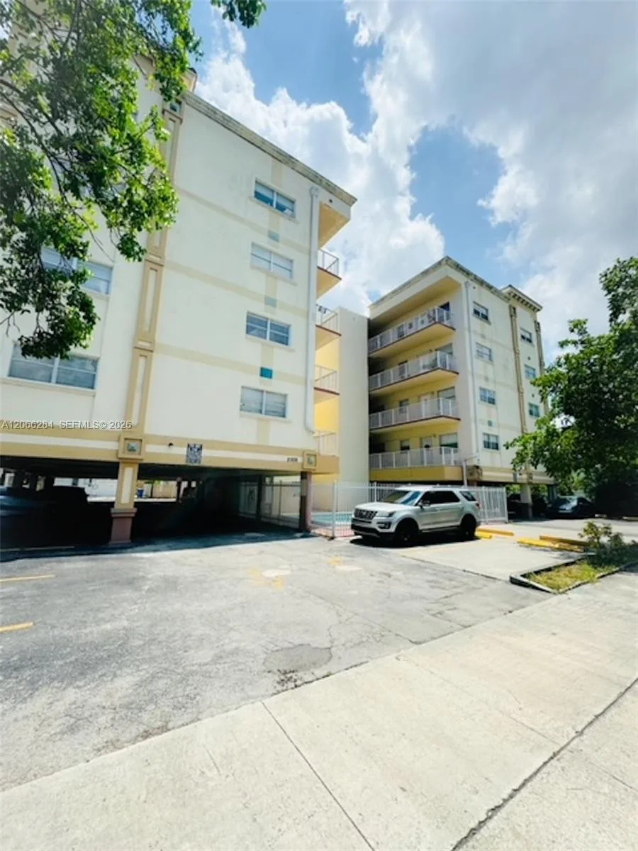 2008 Jackson # B7, Hollywood, FL 33020 photo 12
