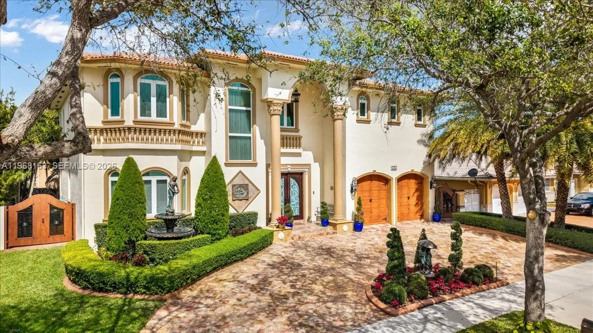 7851 NW 166th Ter, Miami Lakes, FL 33016