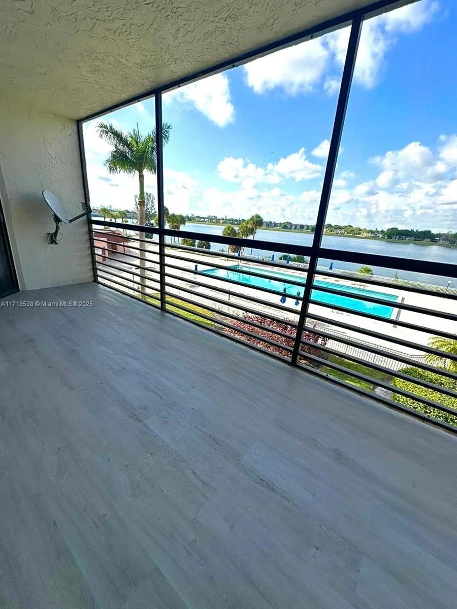 20840 San Simeon Way # 305, Miami, FL 33179 photo 2