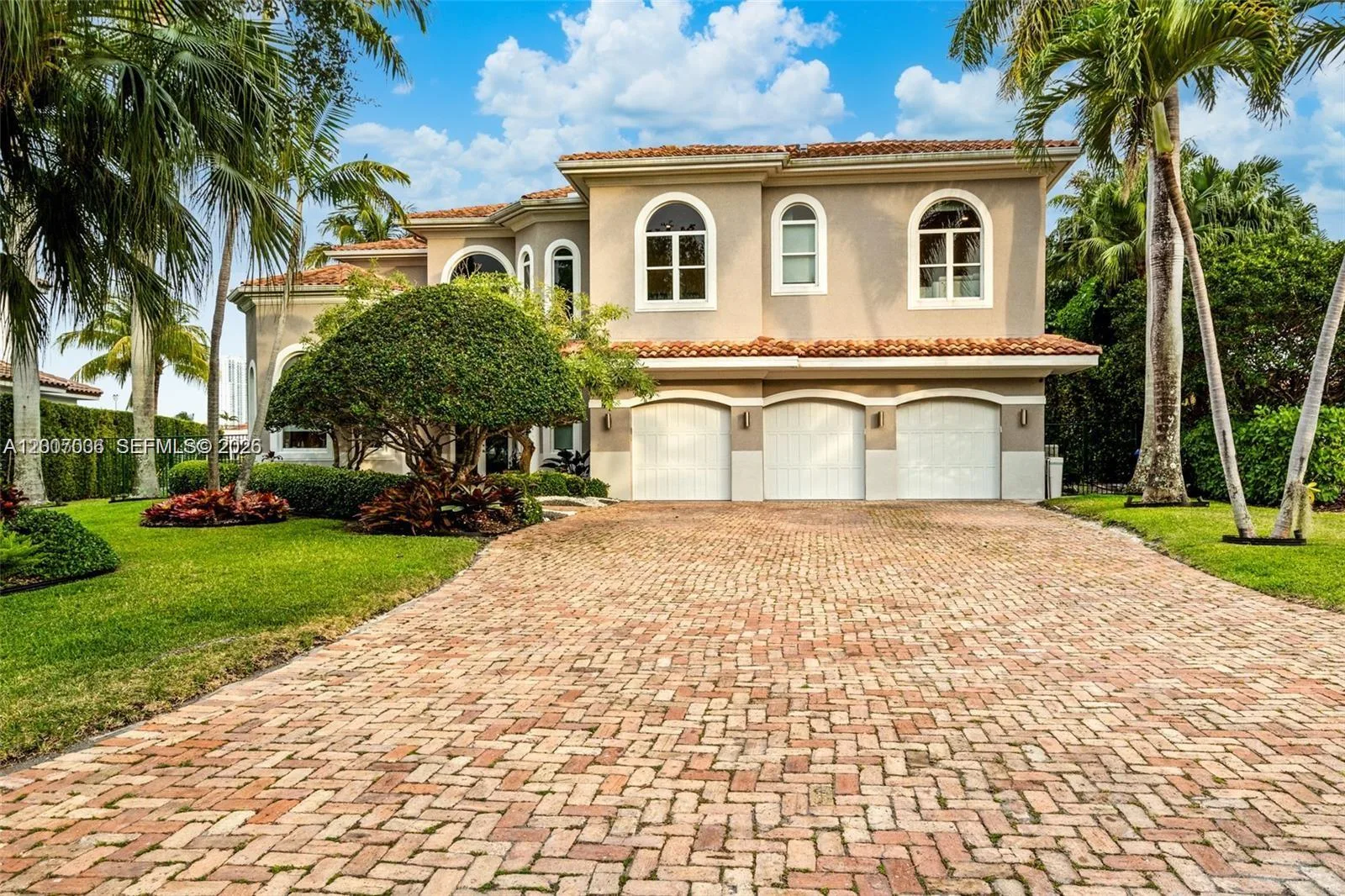 1260 Harbor Ct, Hollywood, FL 33019 photo 2