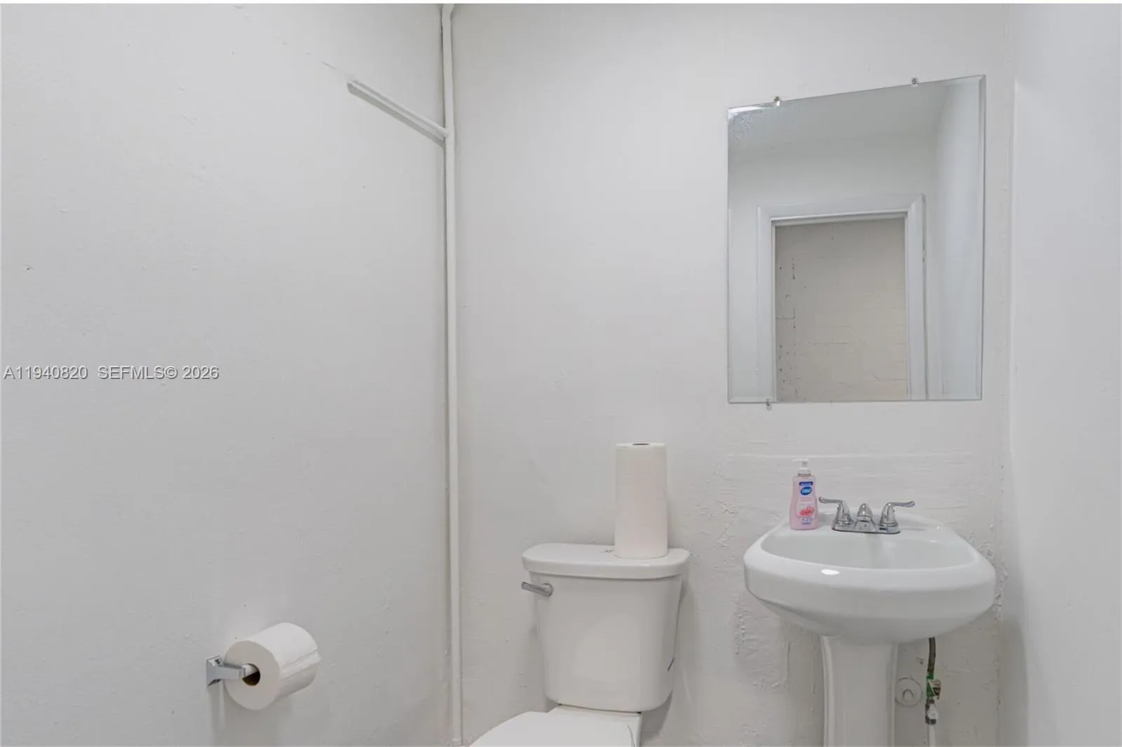 1672 W 31st Pl, Hialeah, FL 33012 photo 5