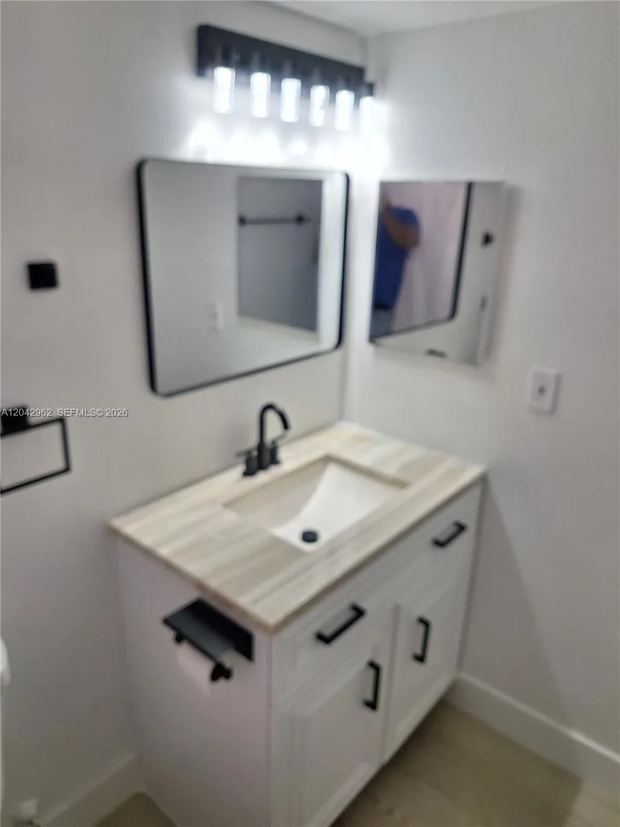 16950 W Dixie Hwy A335 Hwy # 335, North Miami Beach, FL 33160