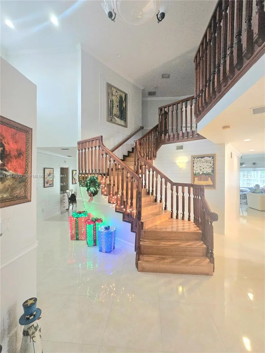 16422 NW 83rd Pl, Miami Lakes, FL 33016 photo 4