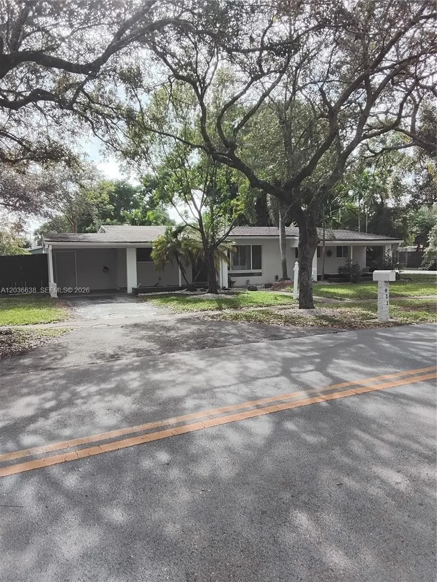 911 W Country Club Cir, Plantation, FL 33317