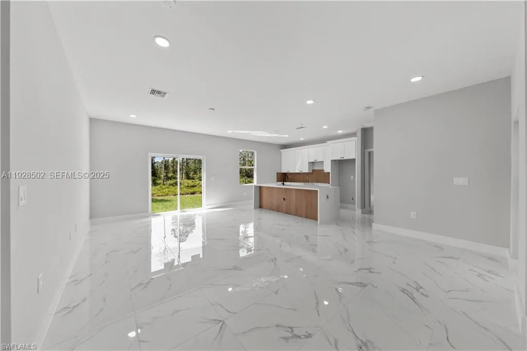 1111 DUTCHESS ST E, Lehigh Acres, FL 33974