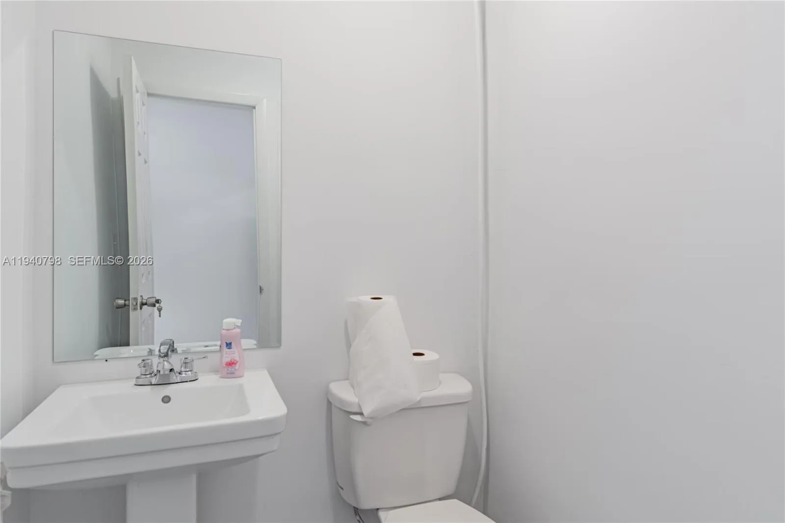 1670 W 31st Pl, Hialeah, FL 33012 photo 3