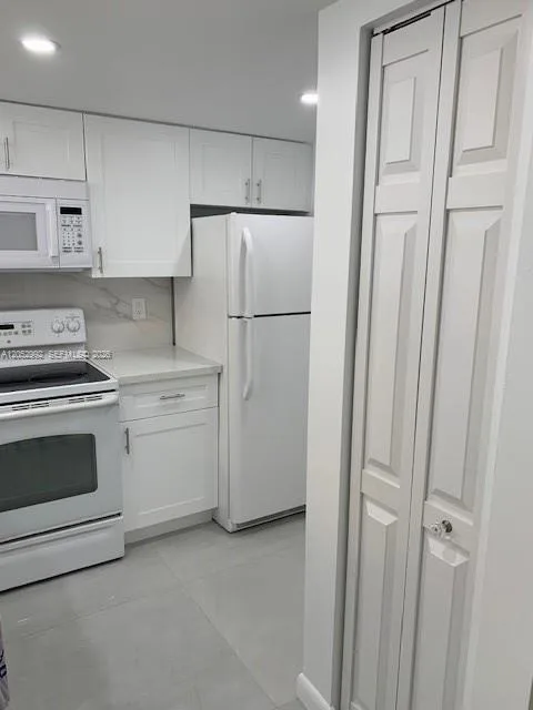 1035  west 77  th st # 304, Hialeah, FL 33014