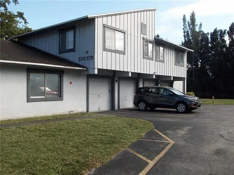 5702 NW 21ST Street # 32-B, Lauderhill, FL 33313
