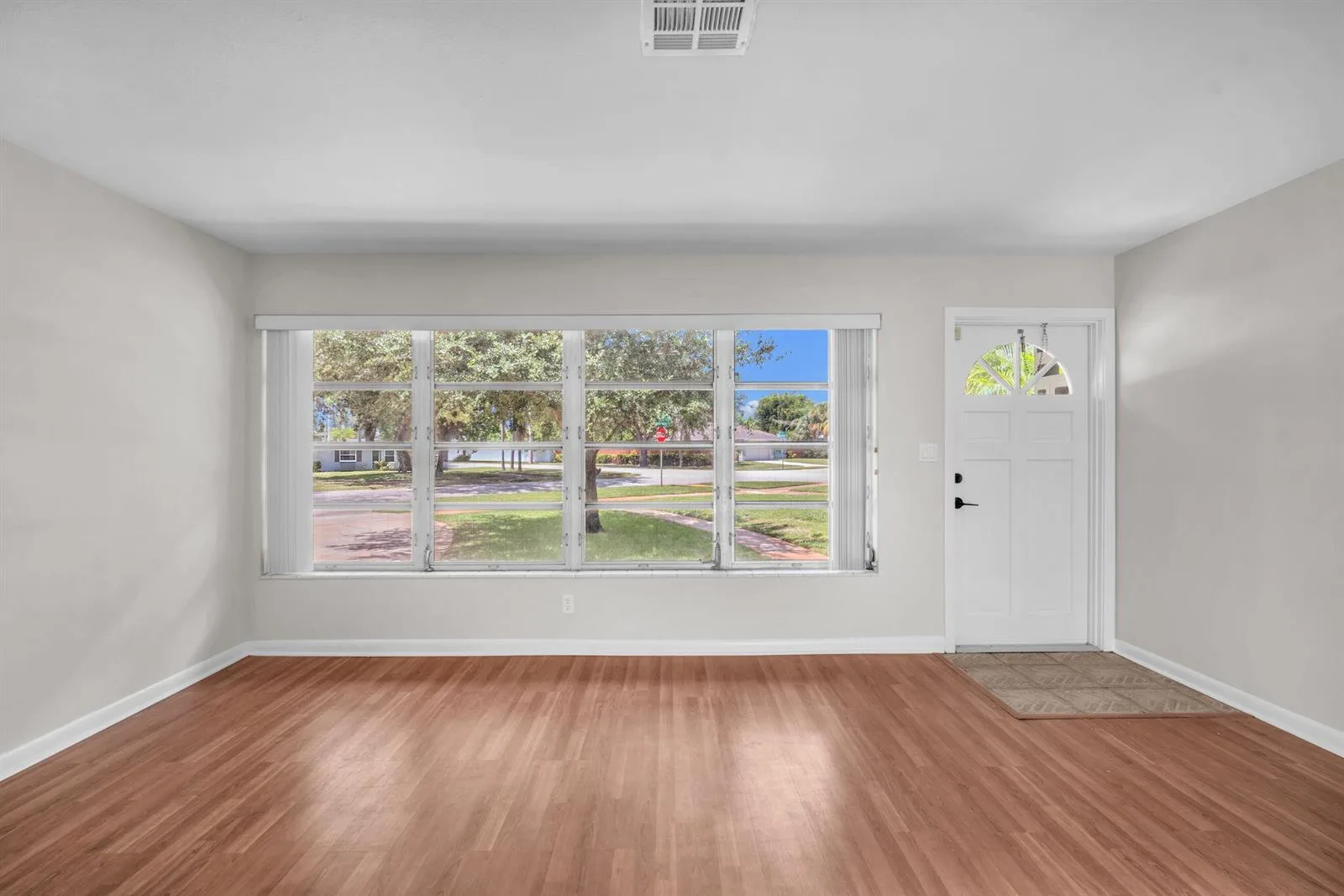 145 Greenbrier Drive, Palm Springs, FL 33461 photo 9
