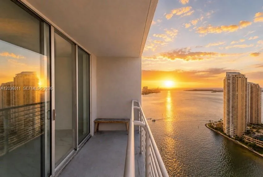 325 S Biscayne Blvd # 4015, Miami, FL 33131