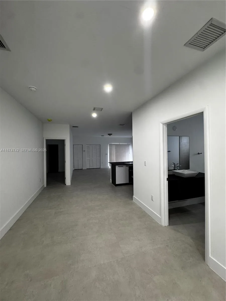 2541 NW 9th St, Fort Lauderdale, FL 33311 photo 2