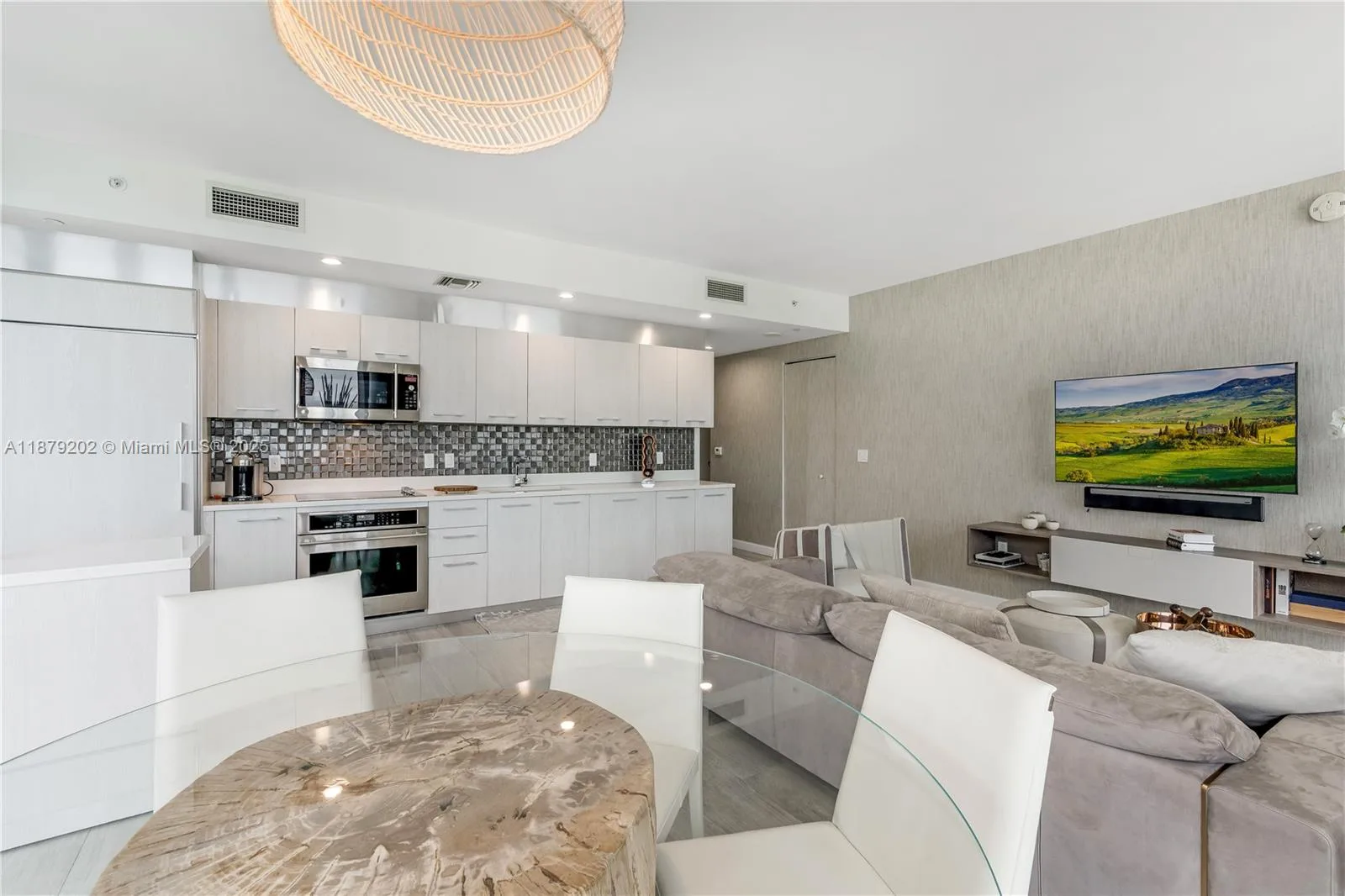 55 SW 9th St # 4001, Miami, FL 33130 photo 3