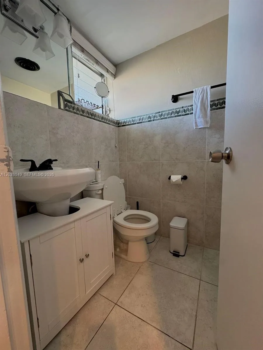 1530 NE 191st St # 241, Miami, FL 33179 photo 4