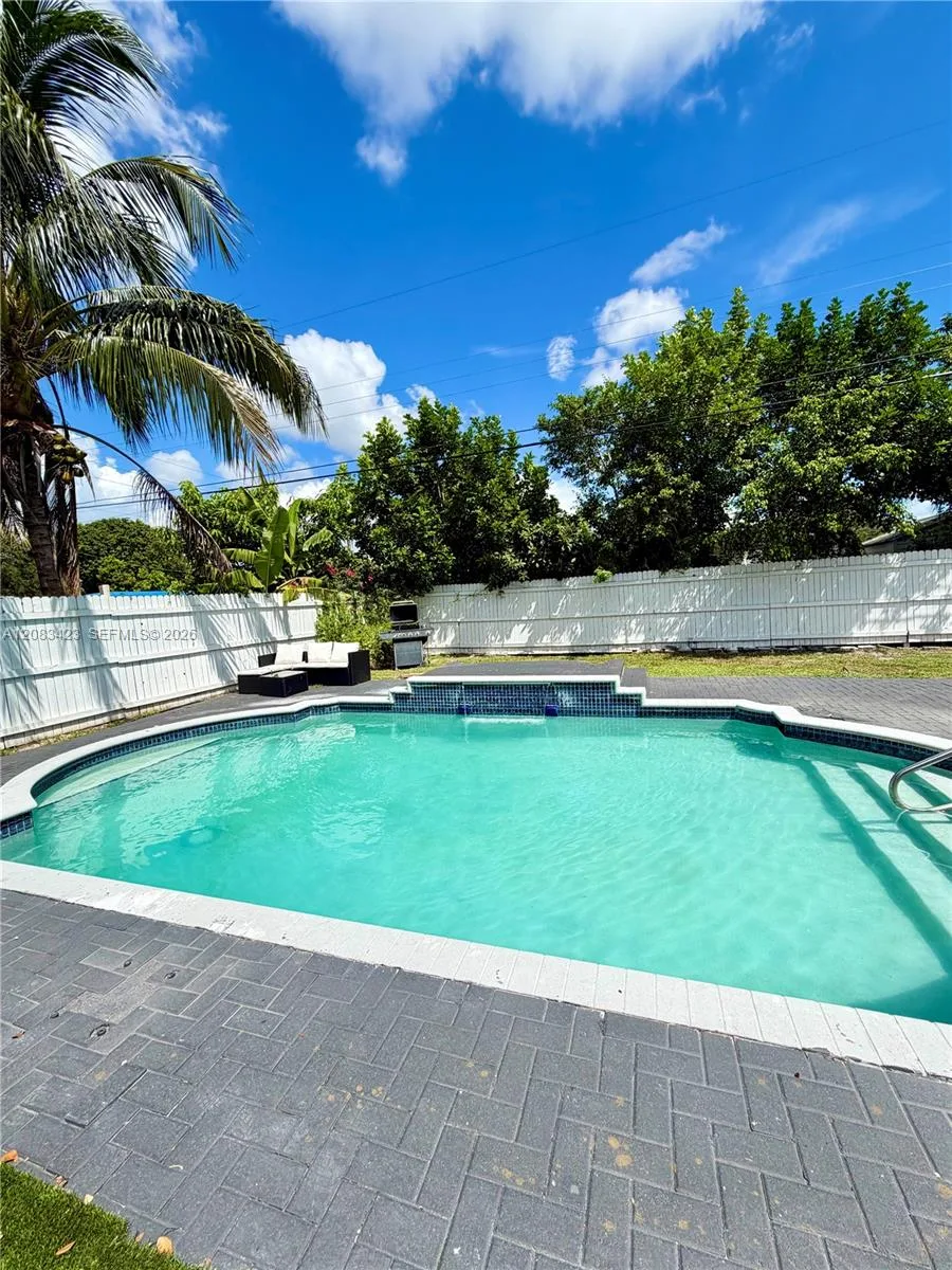 6781 Park St, Hollywood, FL 33024