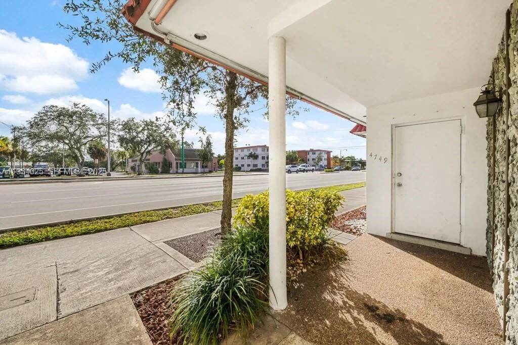 4749 Hollywood Blvd, Hollywood, FL 33021 photo 2