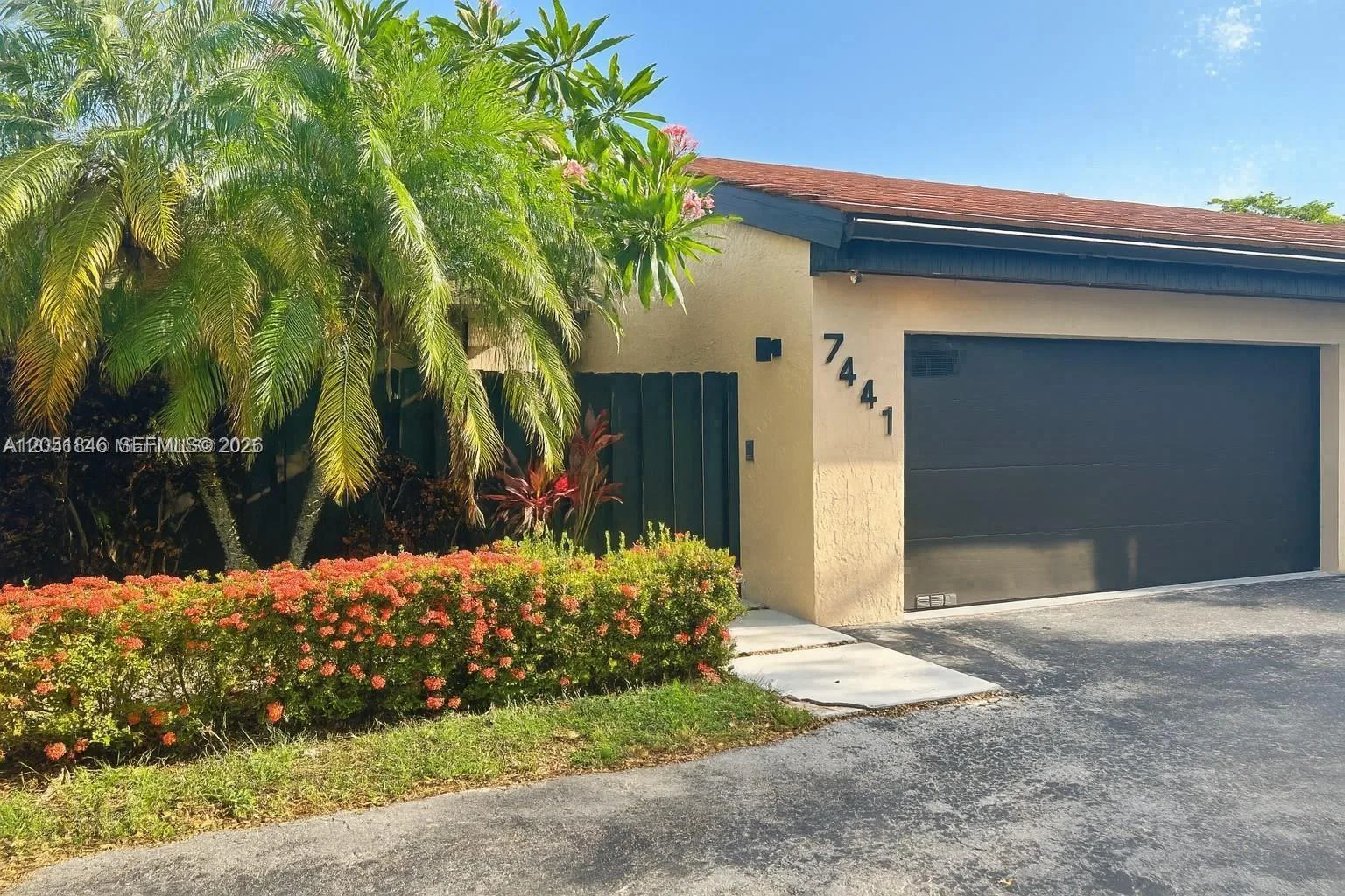 7441 Bay Hill Dr, Hialeah, FL 33015 photo 2