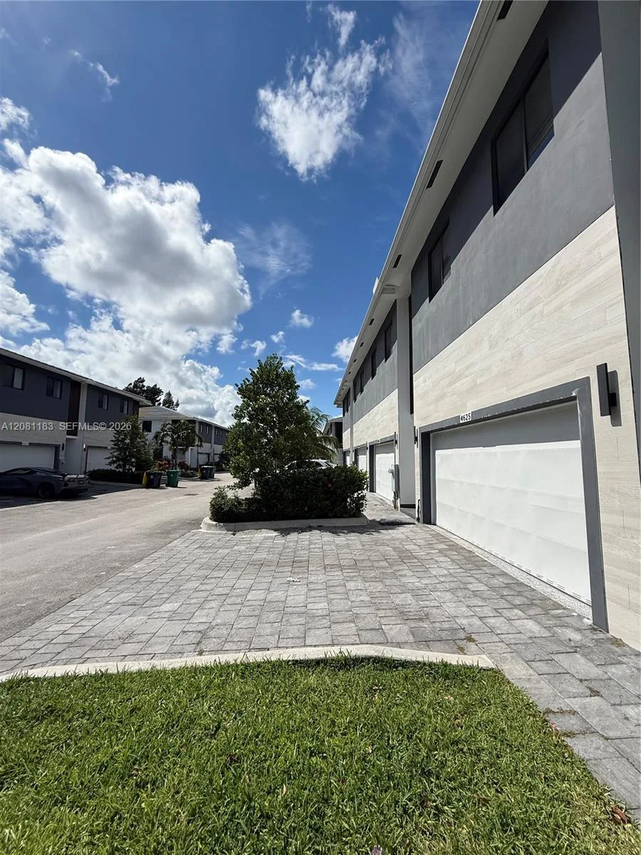 4655 SW 32nd Ave # 2B, Dania Beach, FL 33312