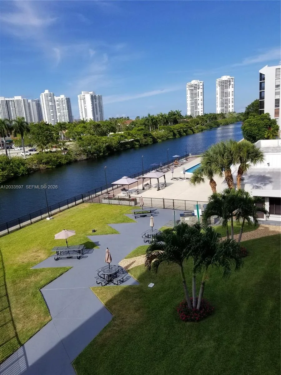 3401 N Country Club Dr # 211, Aventura, FL 33180