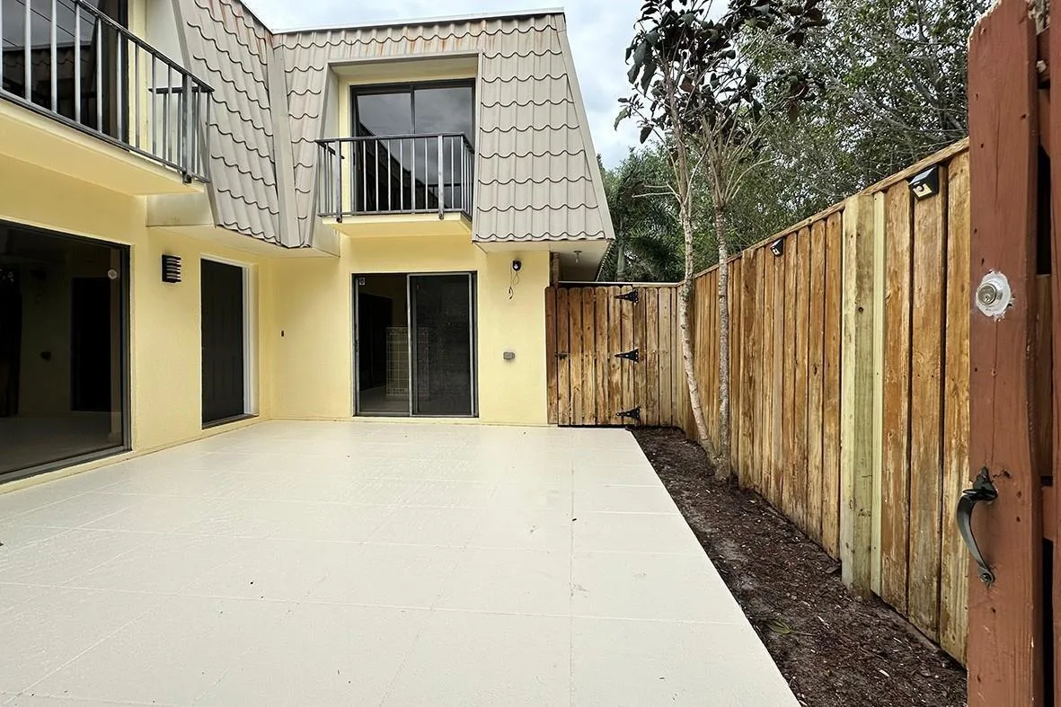 1700 Embassy Drive # Apt 402, West Palm Beach, FL 33401