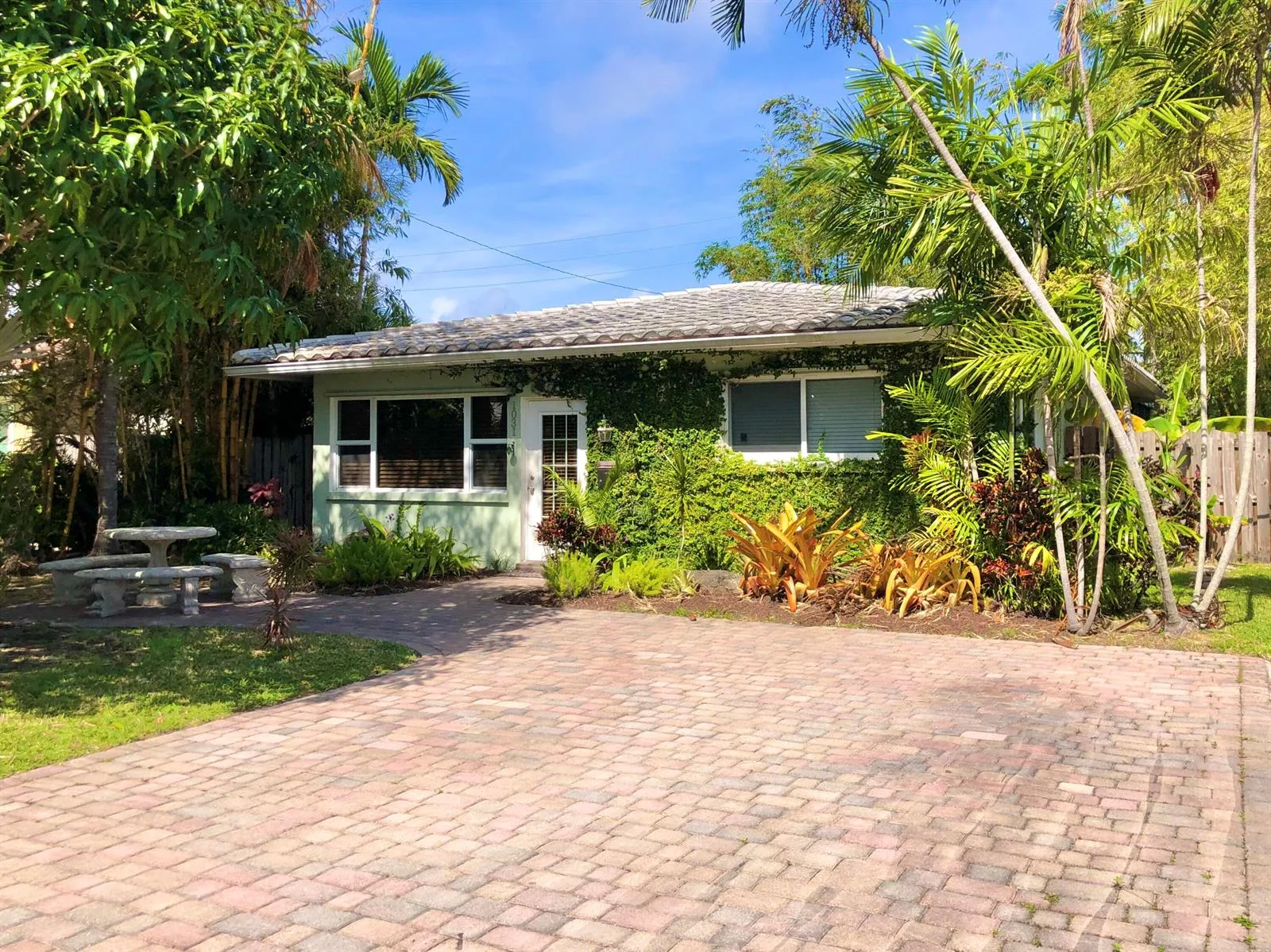 1031 Lincoln Street, Hollywood, FL 33019 photo 3