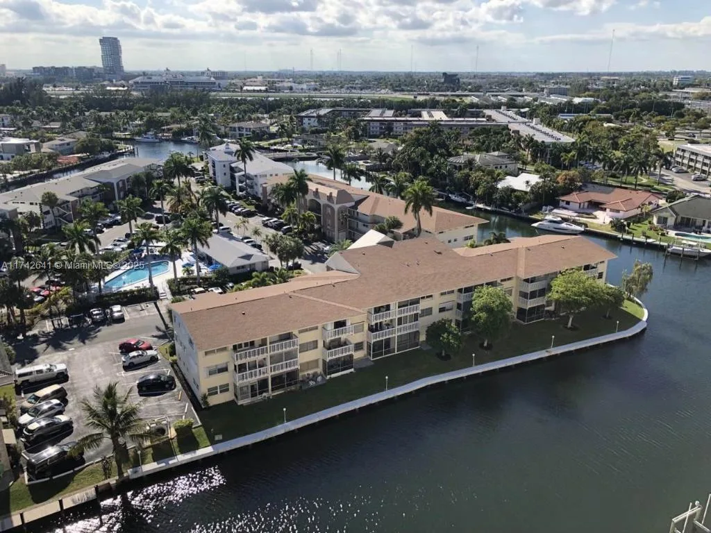 427 Golden Isles Dr # 15J, Hallandale Beach, FL 33009 photo 3