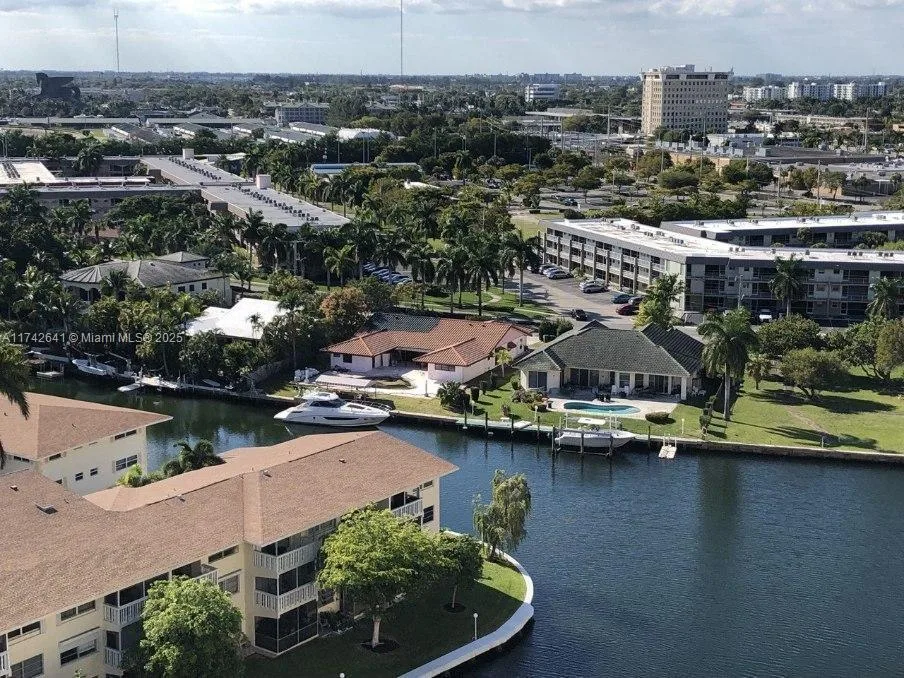 427 Golden Isles Dr # 15J, Hallandale Beach, FL 33009 photo 5