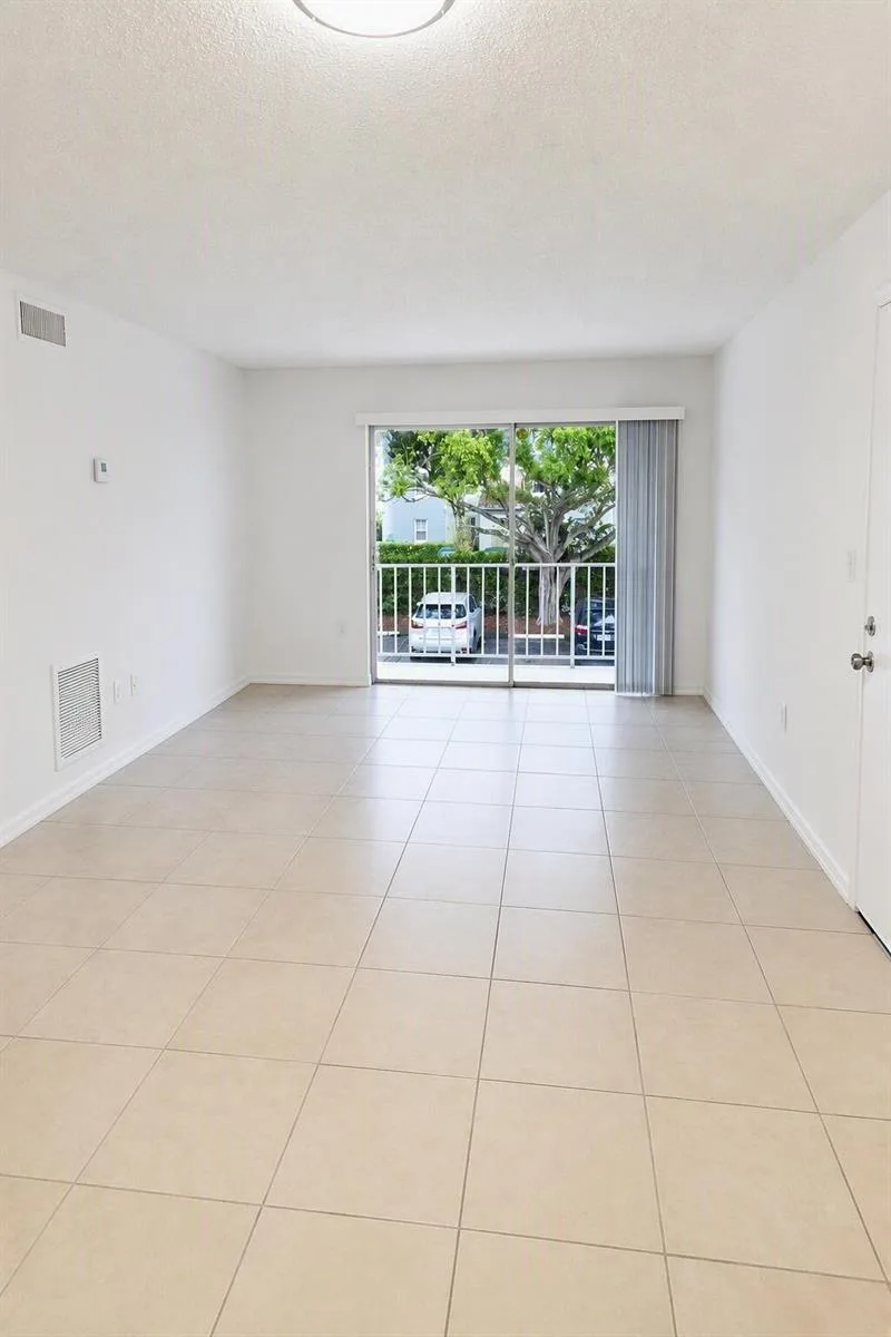 431 EXECUTIVE CENTER Drive # 204, West Palm Beach, FL 33401 — zdjęcie 2