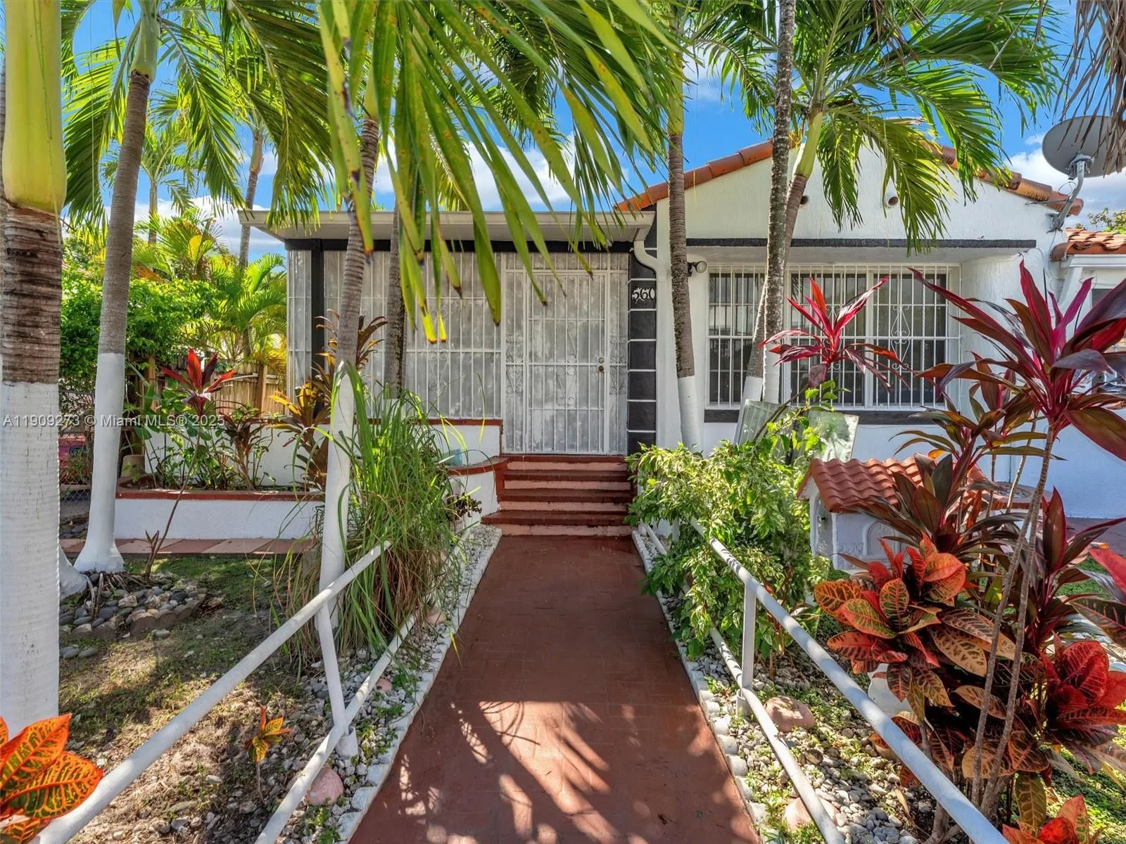 560 NE 77th St, Miami, FL 33138 photo 2