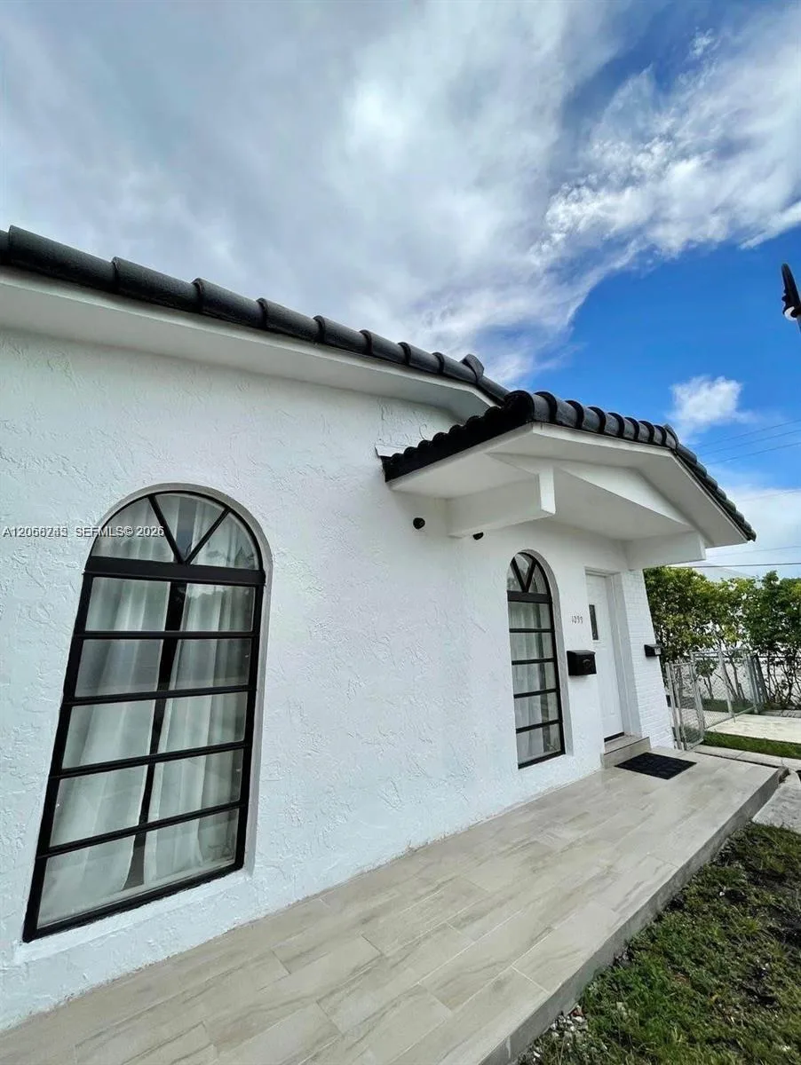 1097 E 1st Ave, Hialeah, FL 33010