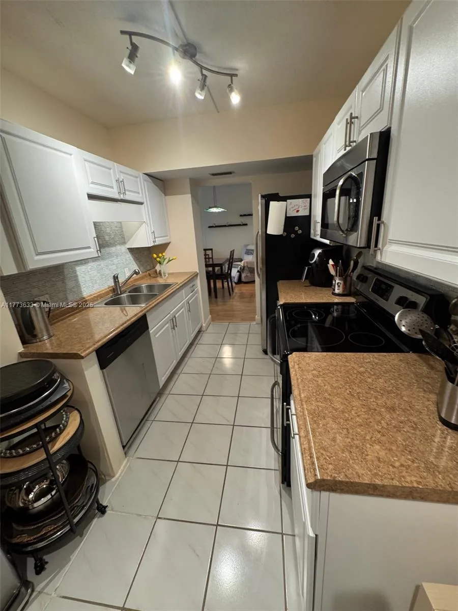 4330 Hillcrest Dr # 304, Hollywood, FL 33021 photo 2