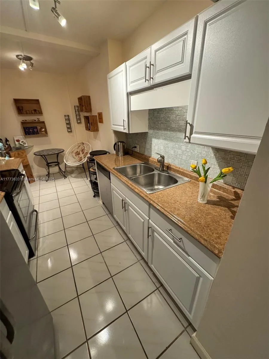 4330 Hillcrest Dr # 304, Hollywood, FL 33021 photo 5