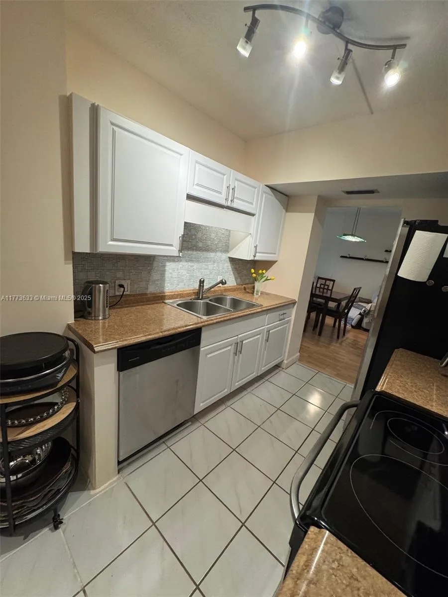 4330 Hillcrest Dr # 304, Hollywood, FL 33021 photo 7