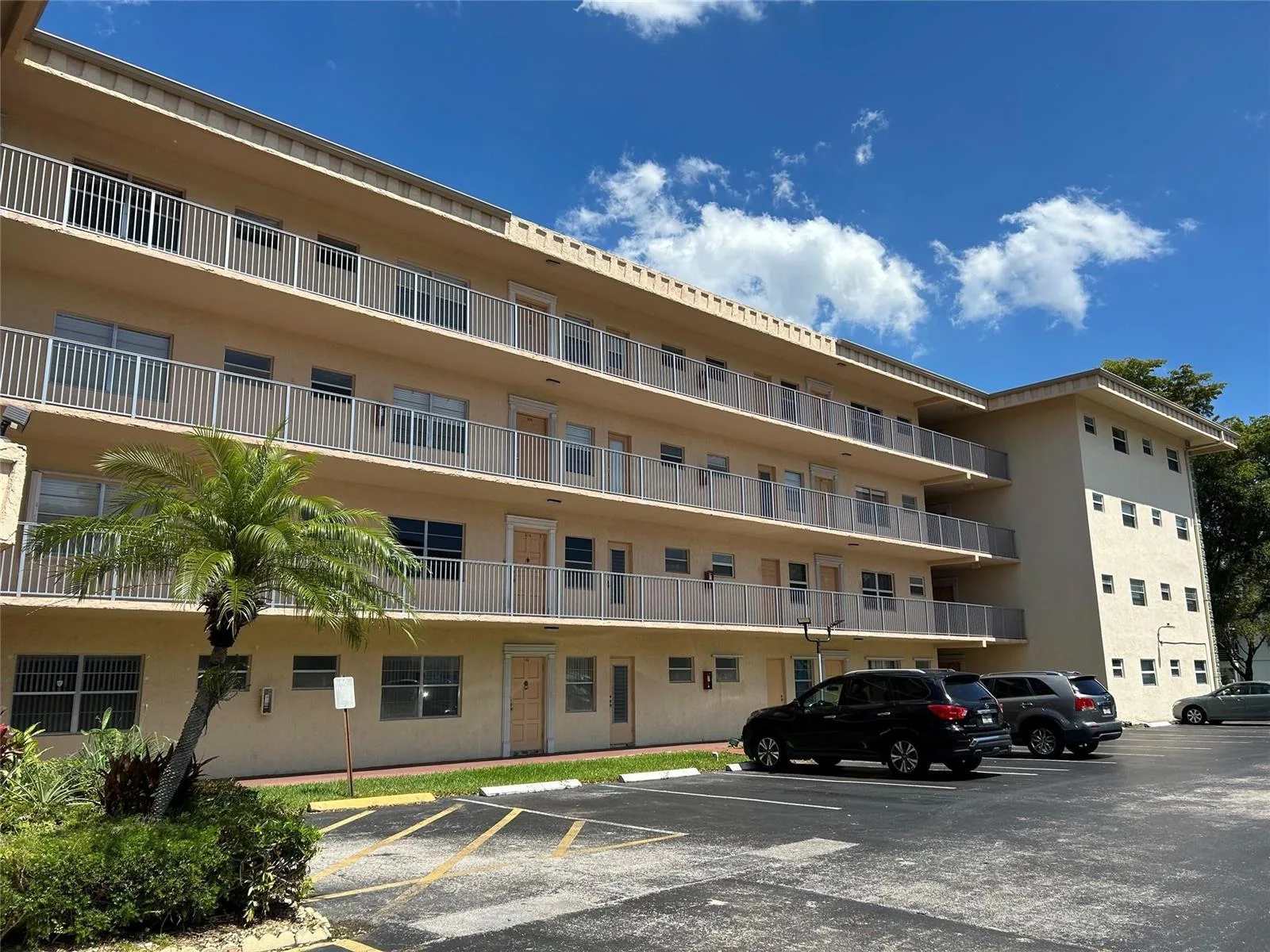 4191 NW 41st Street # 312, Lauderdale Lakes, FL 33319