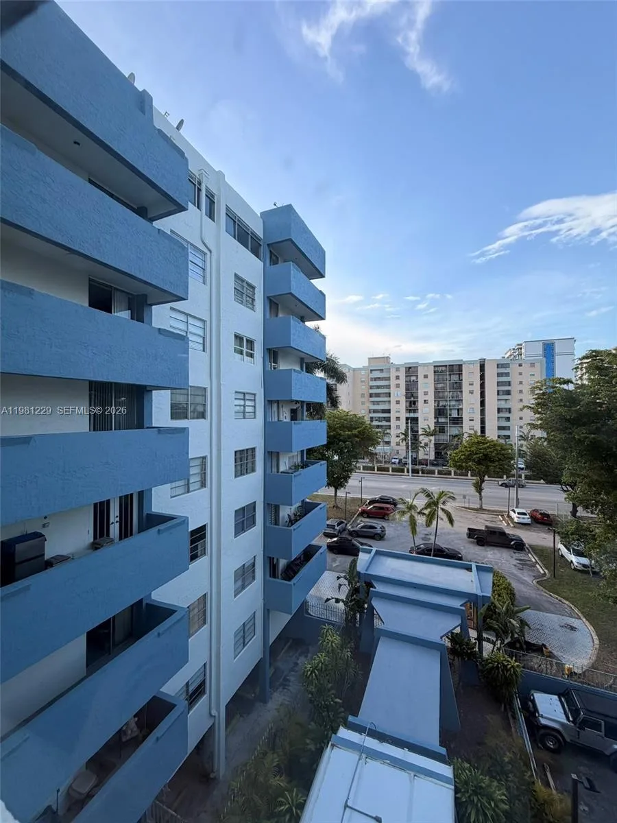 5050 NW 7th St # 511, Miami, FL 33126