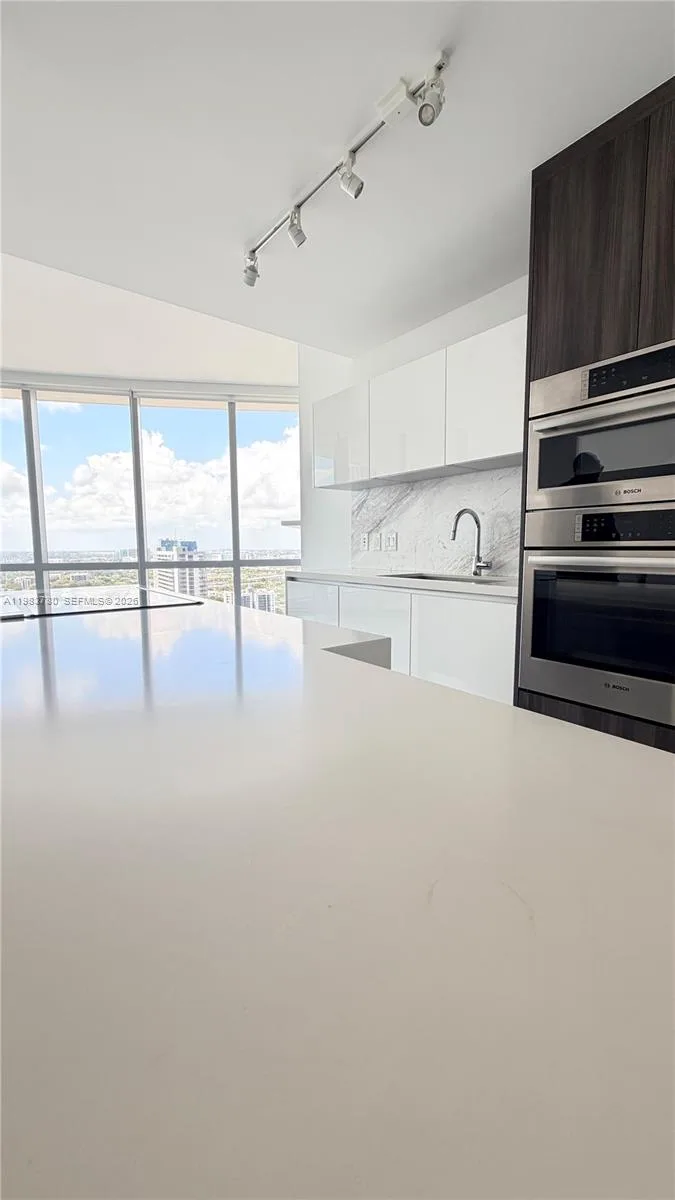851 NE 1st Ave # 2504, Miami, FL 33132 photo 4