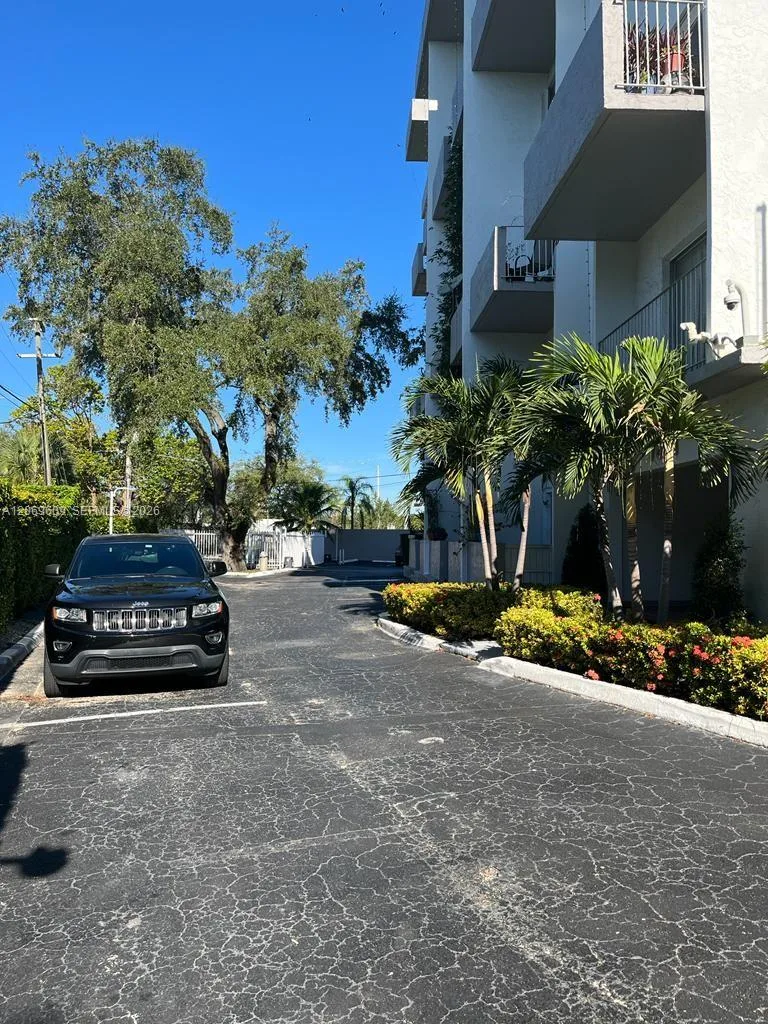 2020 NE 135th St # 609, North Miami, FL 33181 photo 2