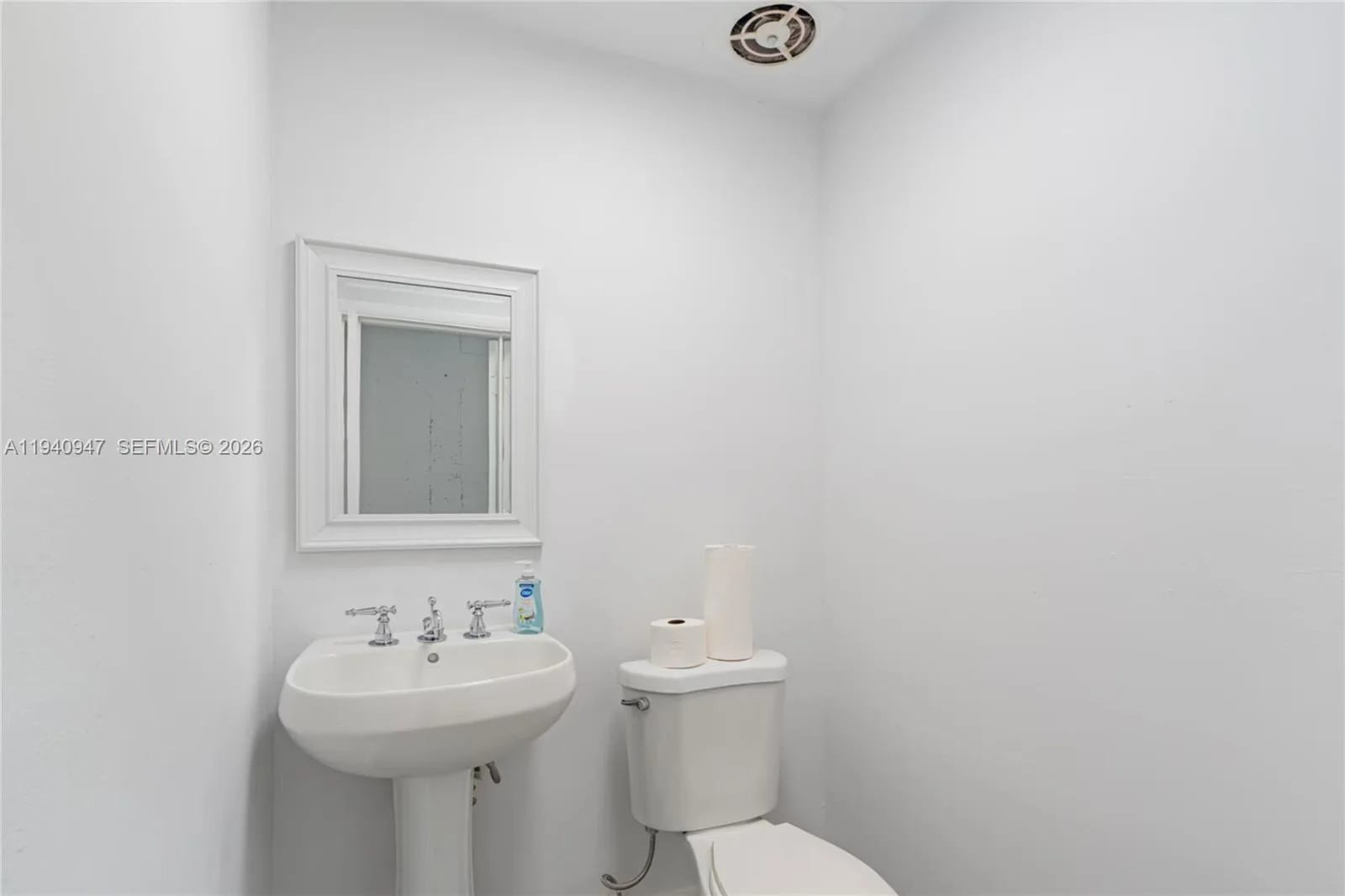 1676 W 31st Pl, Hialeah, FL 33012 photo 4