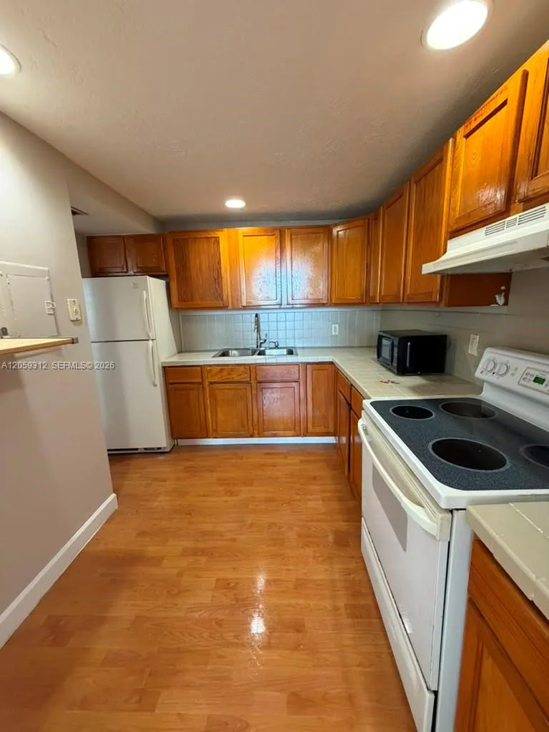 2025 NE 164th St # 1006, North Miami Beach, FL 33162 photo 2