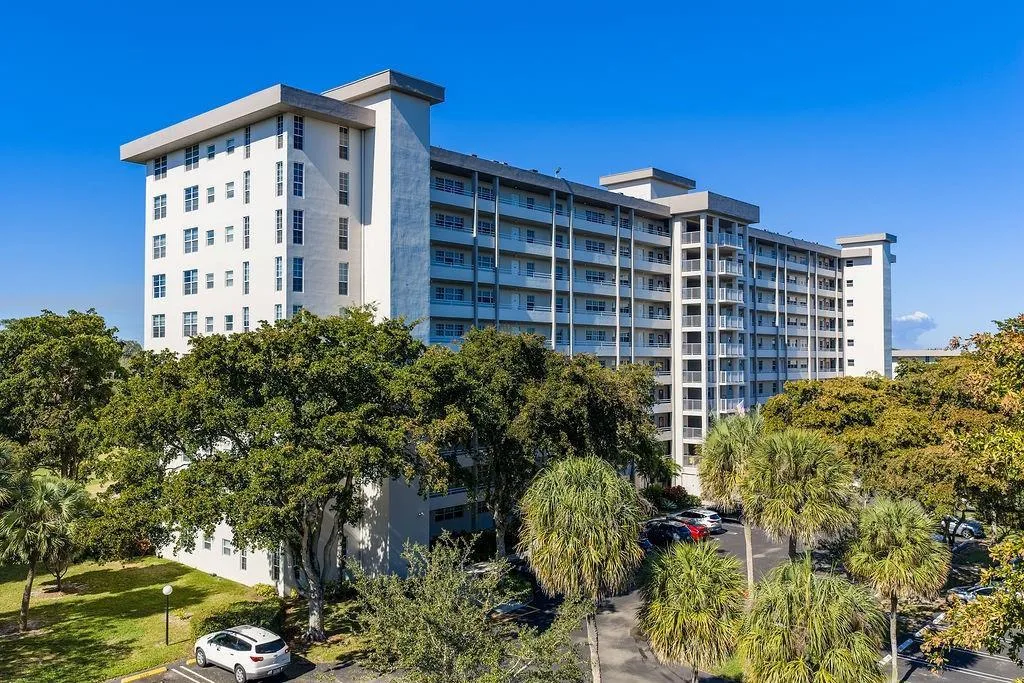 575 Oaks Lane # 1002, Pompano Beach, FL 33069