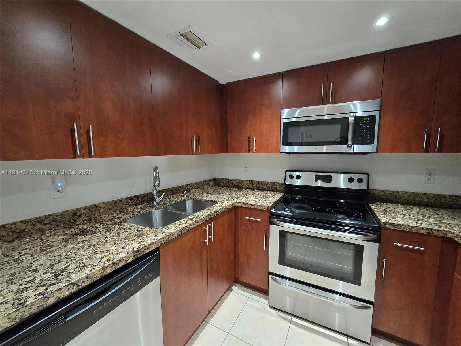 6940 Miami Gardens Dr # 1-319, Hialeah, FL 33015 photo 3