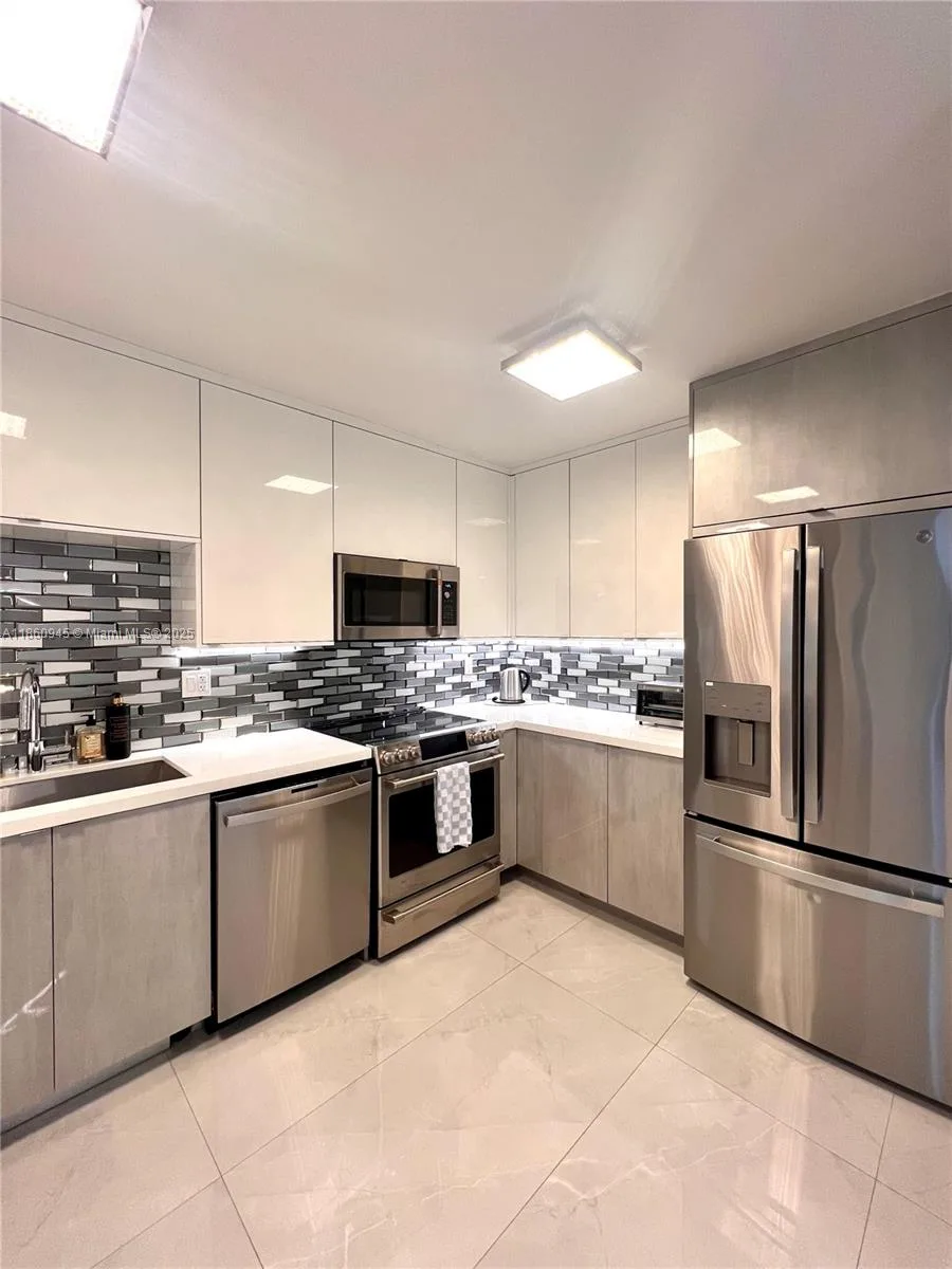 100 Bayview Dr # 1524, Sunny Isles Beach, FL 33160 photo 2
