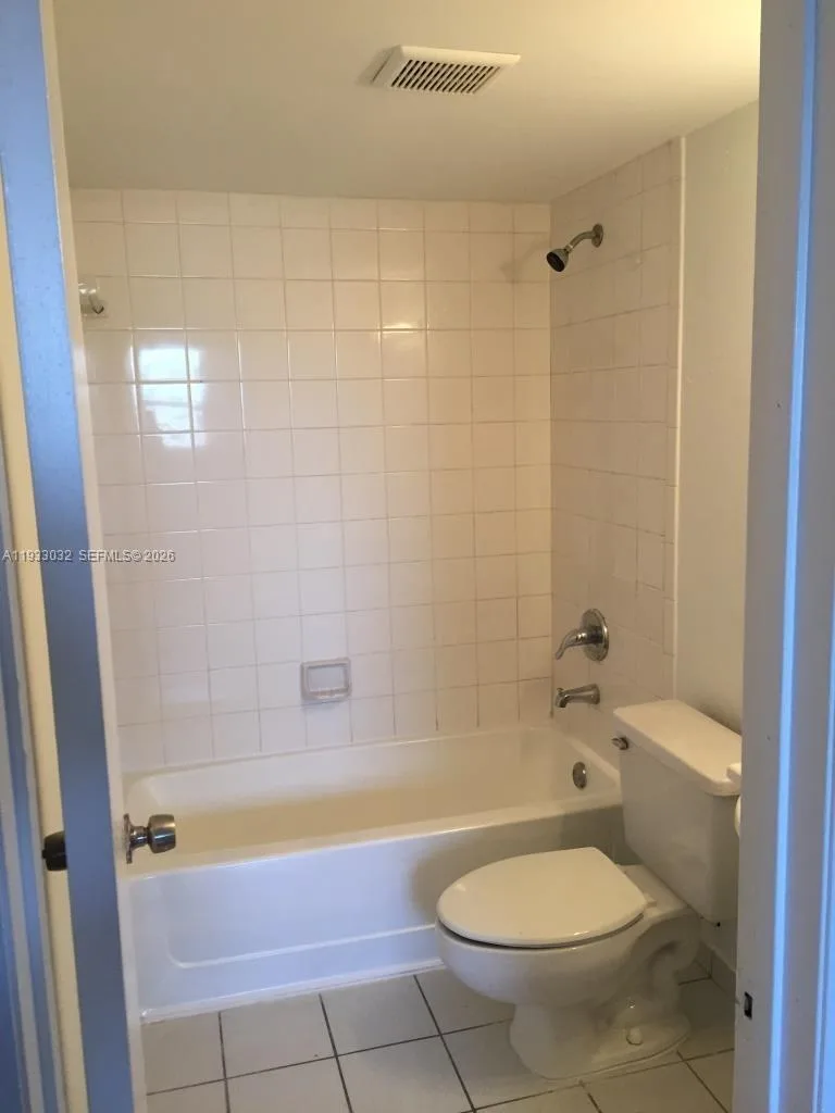 8145 NW 7th St # 406, Miami, FL 33126 photo 4