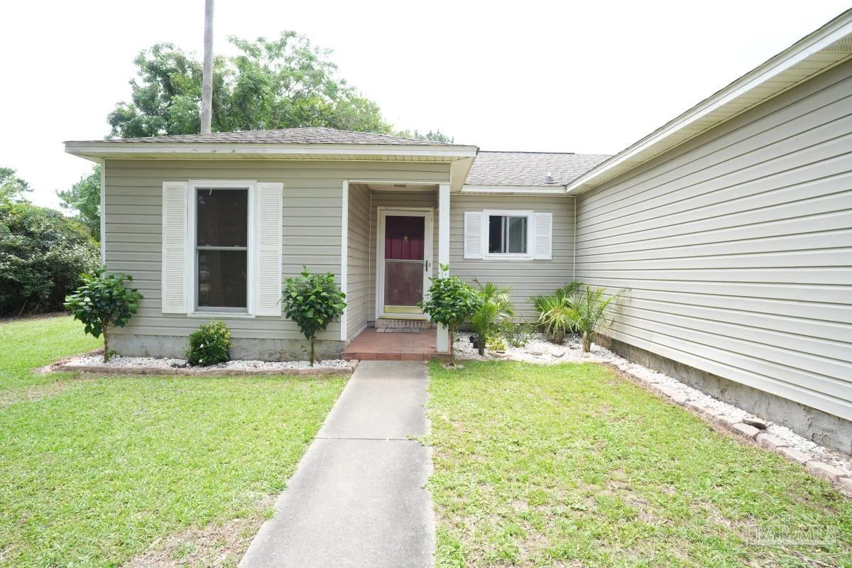 2005 Commodore Dr, Navarre, FL 32566