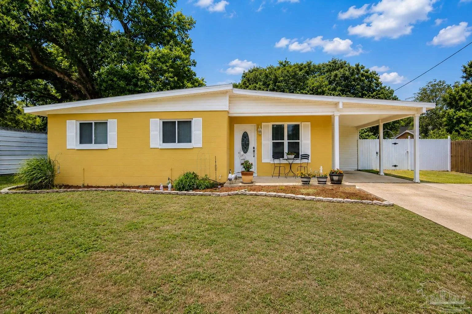 12 Huntington Dr, Pensacola, FL 32506