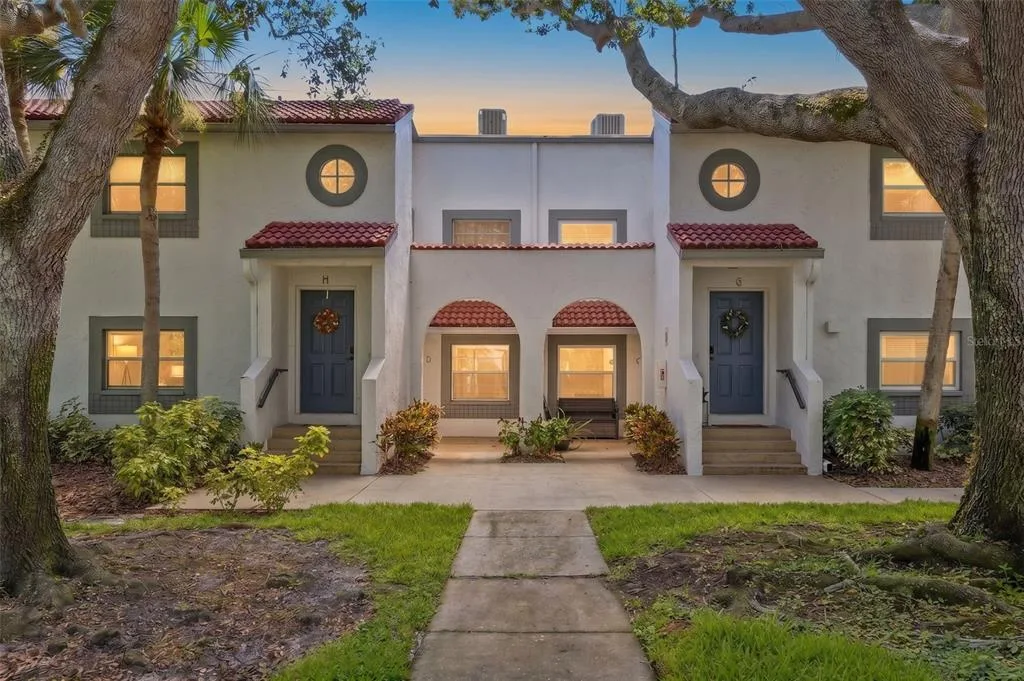 500 SANTA CRUZ PLACE NE # F, ST PETERSBURG, FL 33703