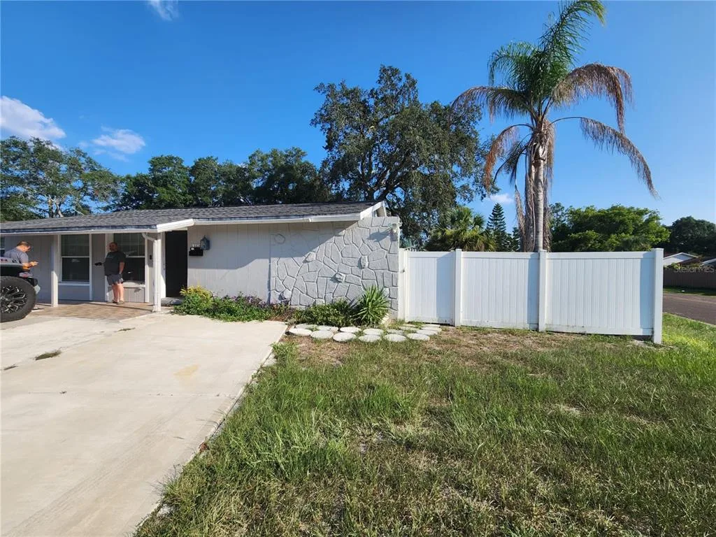 8518 WOODLAKE DRIVE, TAMPA, FL 33615