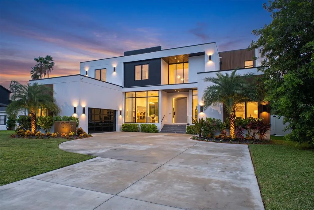 1076 SNELL ISLE BOULEVARD NE, ST PETERSBURG, FL 33704