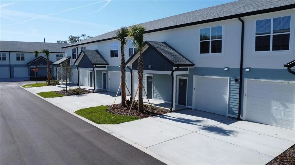 1111 E CAROLINE STREET, TAVARES, FL 32778
